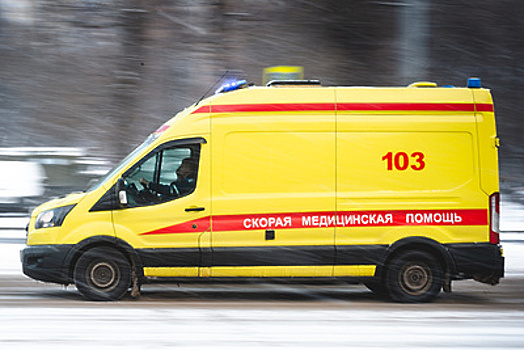 Спасатели вытащили женщину из автомобиля, попавшего в ДТП в Москве