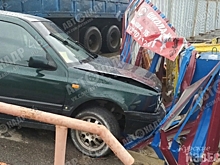 В Курске автомобиль «Фольксваген Гольф» въехал в мусорку