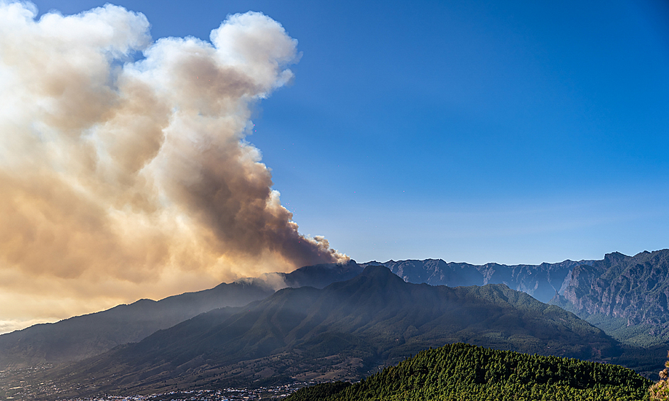 Дым от природного пожара на острове Ла-Пальме, Испания