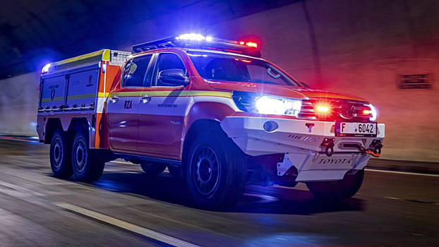 Toyota Hilux превратили в трехосную пожарную машину