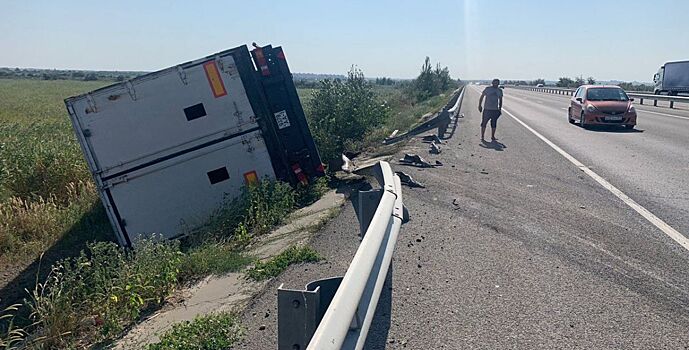 Под Ростовом фура с арбузами съехала в кювет и перевернулась