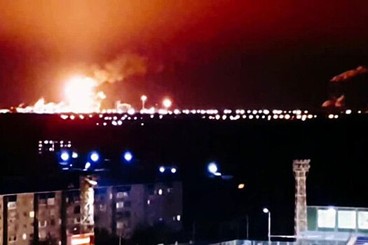 Огонь на территории нефтехимического завода в Тобольске попал на видео