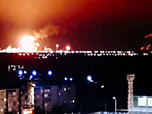 Огонь на территории нефтехимического завода в Тобольске попал на видео