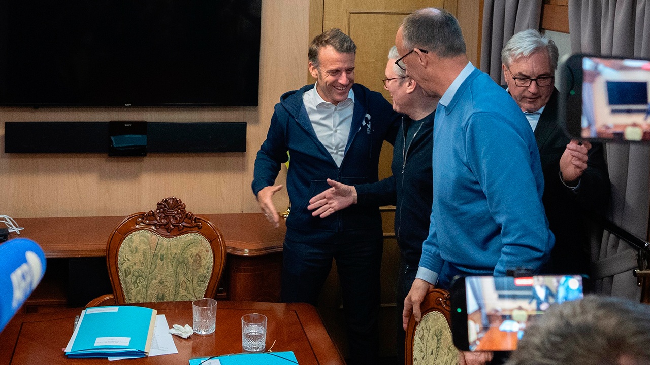 Елисейский дворец: враги Франции выдают салфетку Макрона за наркотики