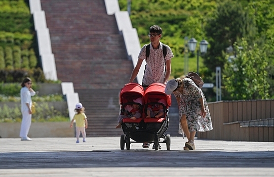 «Льготы и квартира»: Почему россияне берут детей под опеку, но не усыновляют