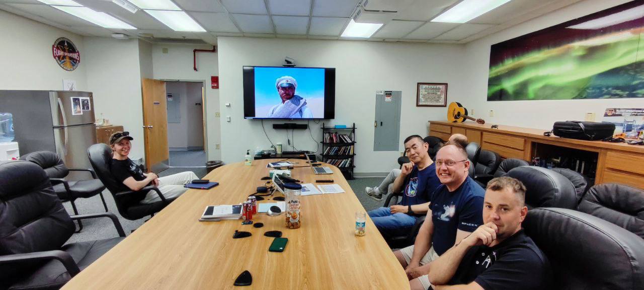 Стало известно, какой советский фильм смотрят перед полетом экипажи Crew Dragon