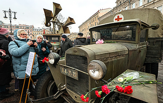 В Петербурге День снятия блокады Ленинграда отметили семейным исполнением фронтовых песен