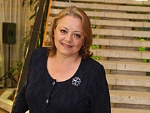 Актриса из «Школьного вальса» Елена Цыплакова появилась на премьере с тростью