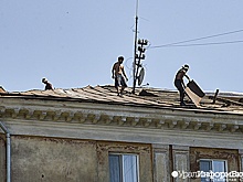 Жильцы дома в Екатеринбурге пожаловались на прохудившуюся после капремонта крышу