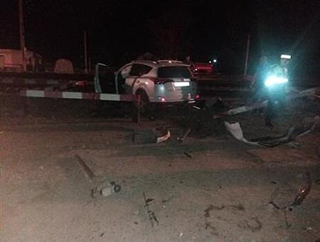 Лишенный прав пенсионер протаранил на кроссовере шлагбаум в Обшаровке и вылетел на рельсы