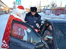В НСО Дед Мороз-полицейский дарил водителям подарки