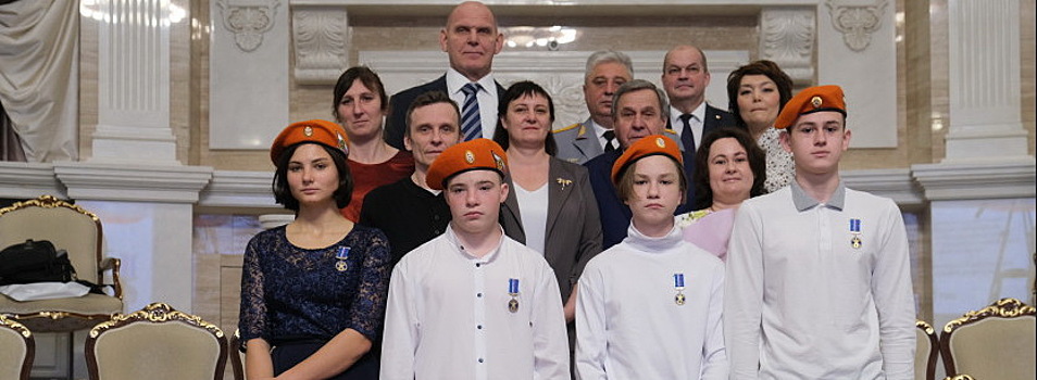 Детей-героев наградили в Правительстве Новосибирской области за проявленное мужество