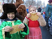 Не сосчитать начинок. Вкусный символ Масленицы подавали на всех площадках округа