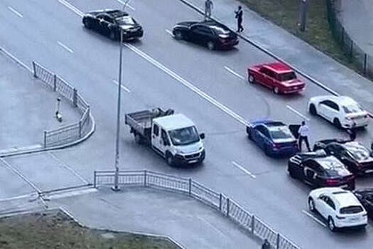 Участники свадебного кортежа устроили стрельбу на дороге