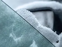 Лёд уже здесь. Что делать, если стёкла машины замёрзли изнутри?