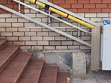 Подъемную платформу для инвалидов и автоматическую дверь установят в подъезде дома в Выхино-Жулебино