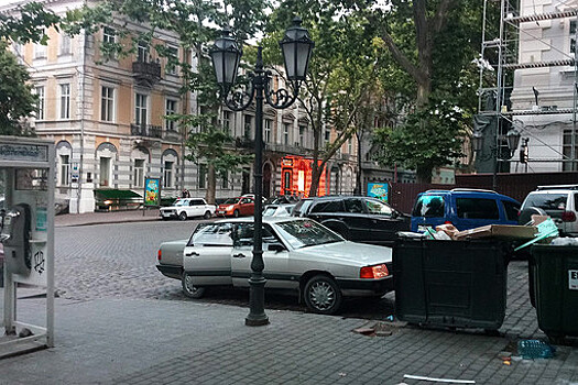 В Одессе протестующие против "карантина выходного дня" перекрыли дорогу