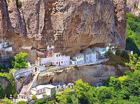 Успенский пещерный мужской монастырь в Бахчисарае -- в десятке самых популярных паломнических центров в России