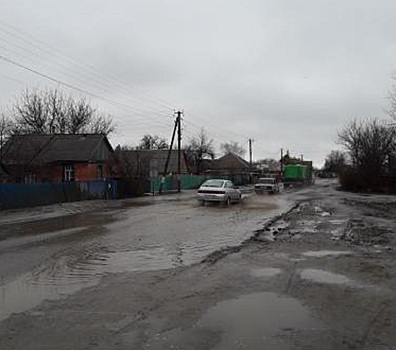 Крокодилов пока нет: жителей Каменска-Шахтинского огорчает огромная лужа перед детским садом