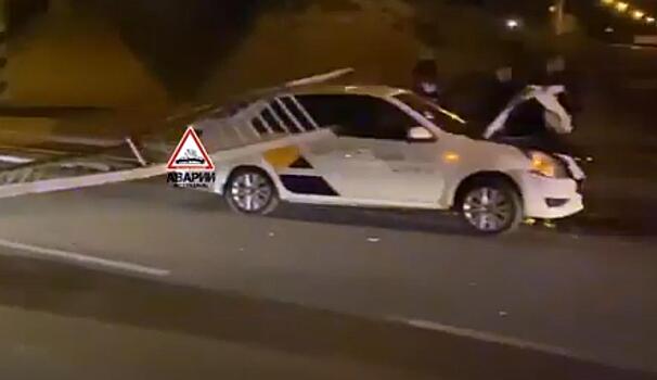 В Астрахани со Старого моста на такси упало ограждение