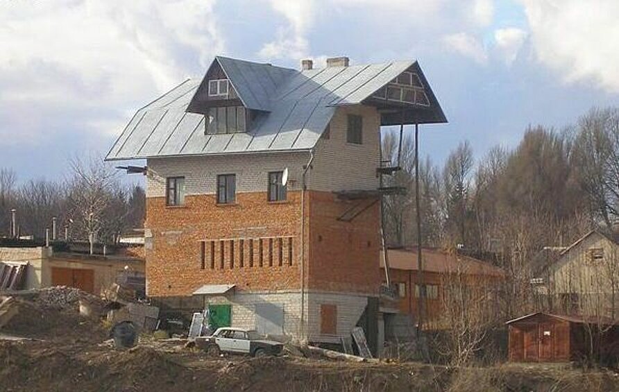 У этого домика явно непростая хитровыдуманная планировка.