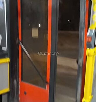 Соцсети: в Казани автобус в 30-градусный мороз ехал с открытой дверью