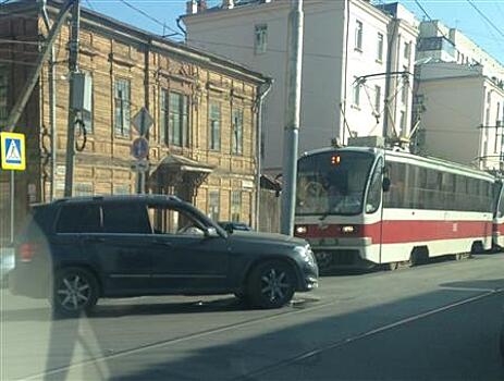В центре Самары девушка на Mercedes врезалась в столб, остановив движение трамваев