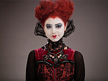 Модель переодели в героев «Алисы в Зазеркалье» за одну минуту