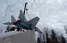 Советский истребитель Миг-29 установлен на месте гибели Юрия Гагарина