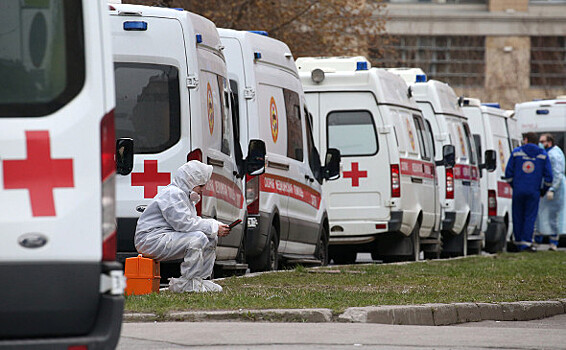 Больной коронавирусом погиб под окнами больницы в Петербурге