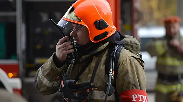 Два ангара загорелись в подмосковной деревне Рыболово