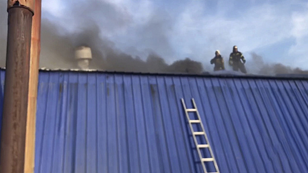 В Тюмени загорелось здание автосервиса