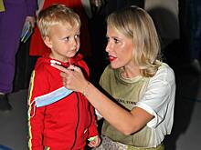 «Заботливая мать»: Ксения Собчак привела 4-летнего сына Платона на открытие «Союзмультпарка»