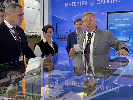 Губернатору Кухаруку на ИННОПРОМе показали технологию превращения шин в дизельное топливо