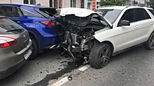 В Тюмени водитель Mercedes протаранил шесть машин