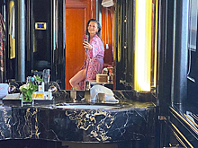 51-летняя Кэтрин Зета-Джонс снялась в ванной без макияжа