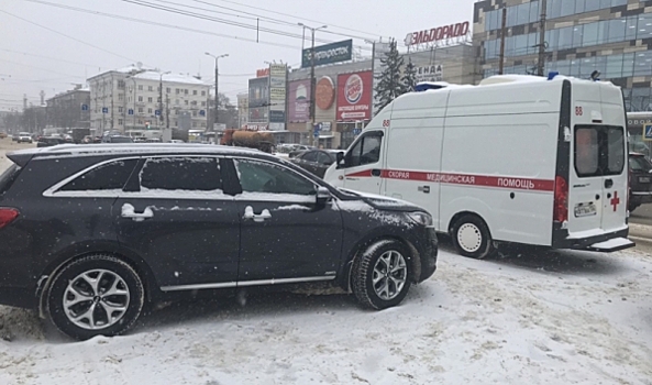 В Воронеже утром кроссовер KIA врезался в машину скорой помощи