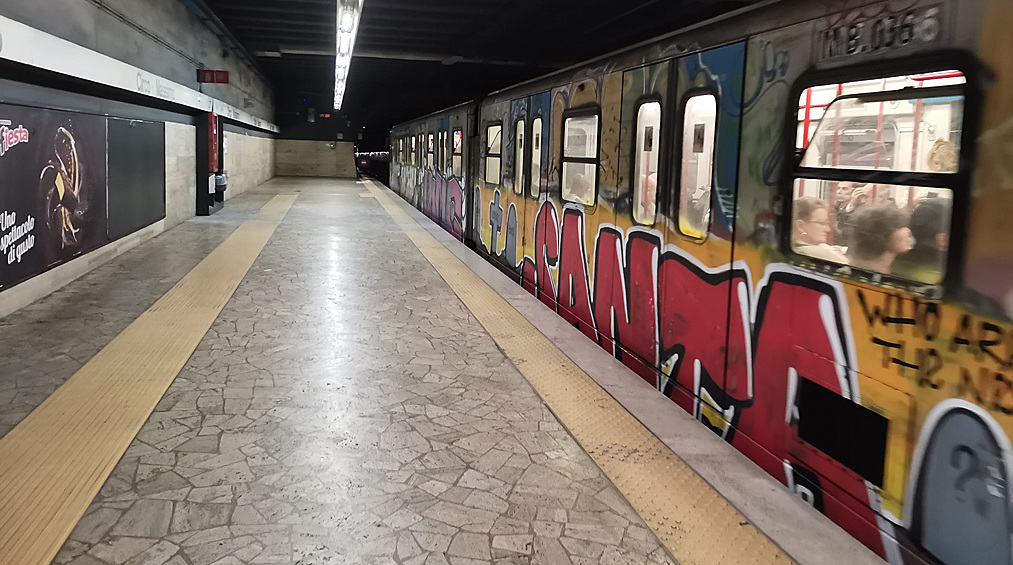 Съемка в метро при плохом освещении совсем не навредила яркости граффити – оно такое же активно-красное, как и в реальности.