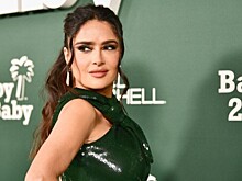 Актриса Сальма Хайек показала, как выглядит в бикини