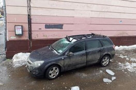 В ГИБДД Петербурга рассказали, что делать если на машину упал лед