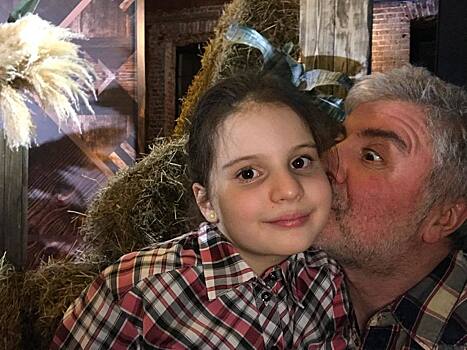10-летняя дочь Сосо Павлиашвили выступила со звездным отцом на одной сцене