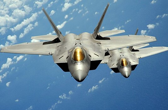 США предложат Японии истребитель-гибрид F-22 и F-35