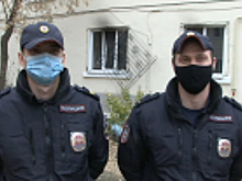 В Екатеринбурге полицейские спасли жителей горящего дома