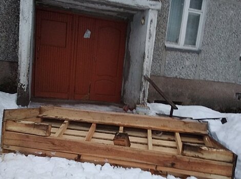В Карелии из-за неубранного снега упал козырек подъезда многоквартирного дома