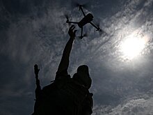 Обломки БПЛА врезались в многоэтажку в российском городе