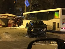 В Самаре после столкновения с легковушкой автобус врезался в столб