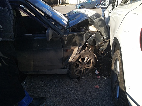 «Он рассчитывает на страховку»: волгоградские священники попали в аварию с лихачем на Mercedes