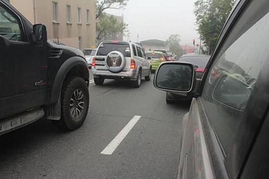 Владивостокцы встали на защиту автохама на бордовом авто