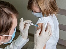 В Роспотребнадзоре рекомендуют вакцинировать школьников с хроническими заболеваниями
