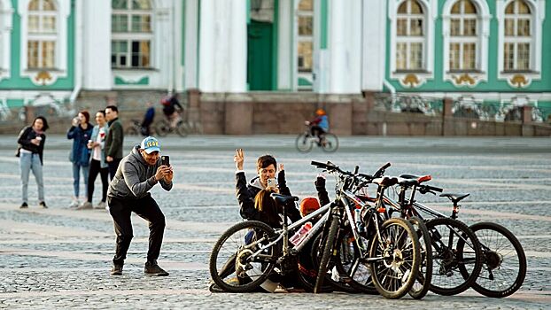 Велосипедисты массово имитировали смерть в Петербурге